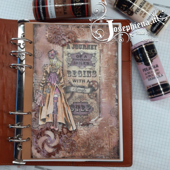 Een Steampunk art journal pagina gemaakt met ricepaper, stempels, stencils en greyboard van Stamperia. Gecombineerd met Acryl verf, relief past, effect past en wax van Cadence. De stempel afdruk van het vrouwtje is ingekleurd met polychromo potloden van Faber Castell. De basis waar op gewerkt is ongeveer 13 bij 20 cm groot.