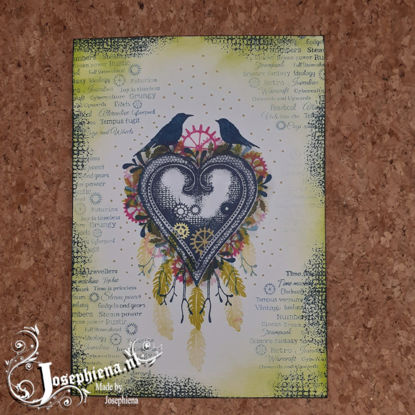 Een visueel verbluffende art journal pagina geïnspireerd door Lavinia Stamps' Steampunk collectie. Levendige kleuren dankzij Elements ink en VersaFine Clair inkt. Een unieke creatie van artistiek vakmanschap voor eindeloze creatieve expressie.