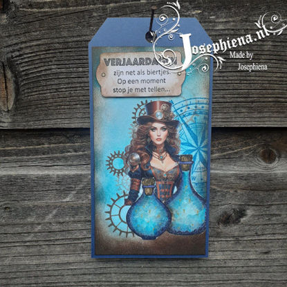 Een stoer tag gemaakt met een van de steampunk collage papers van Josephiena.nl. Deze dame is gecombineerd met stempels van Lavinia Stamps, om de stoere loek compleet te maken. 