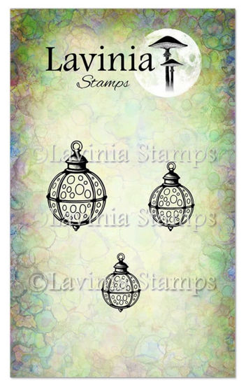 Een set van drie stempels met kerstlantaarns in verschillende formaten.  Combineer deze prachtige stempels met de bladeren op Starpine om seizoensgebonden hangende versieringen te creëren, of verlicht een sprookjesbos met sprankelende, gloeiende bollen.  Afmetingen stempel: 2,2 cm x 3,3 cm, 1,6 cm x 2,5 cm en 1,6 cm x 2,3 cm
